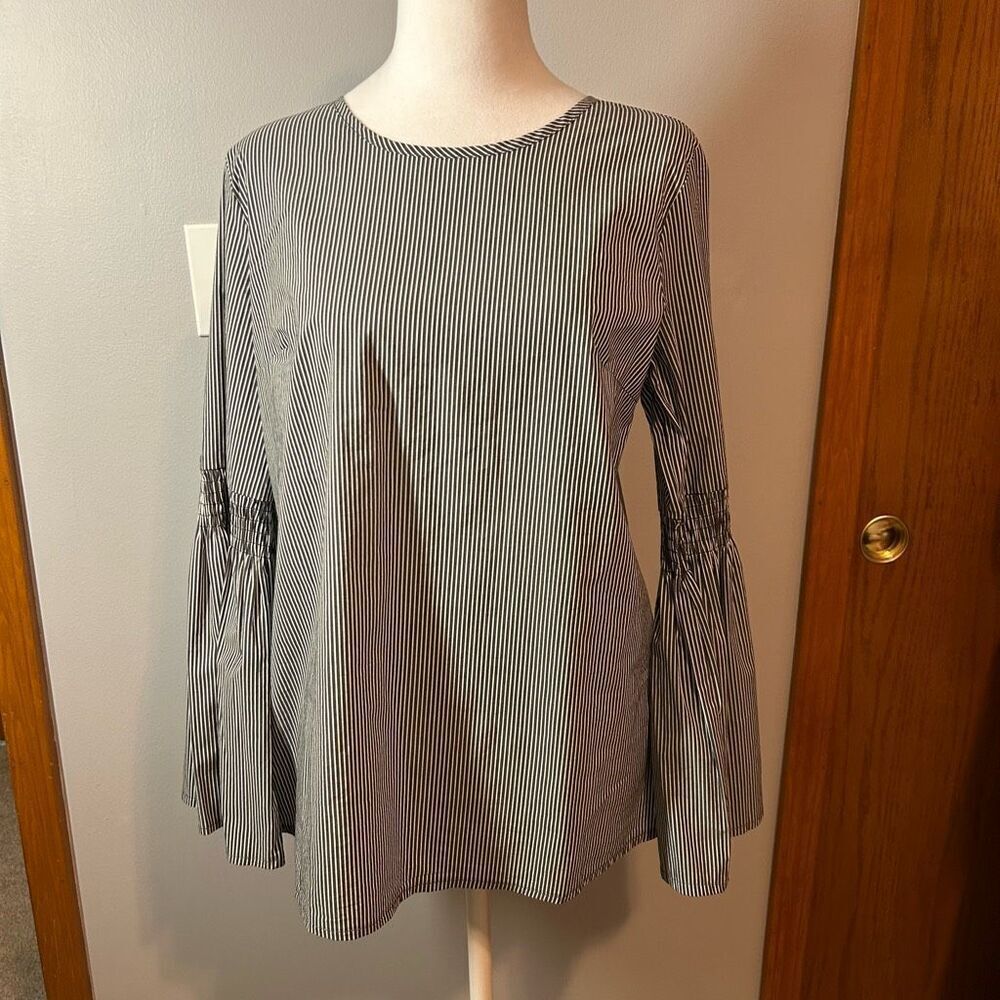 Solitaire charcoal grayâwhite striped bell sleeve round neck topâ size S NWT